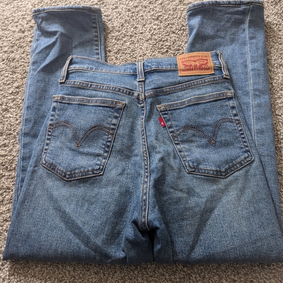 Levi Wedgie Straight Fade Medium Wash High-Rise Cropped Jeans - Picture 7 of 8